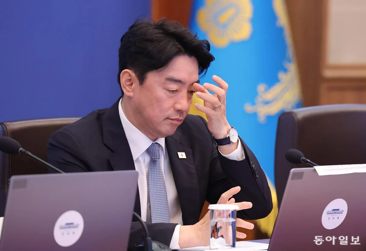 ‘강훈식 vs 성남라인’ 갈등설…姜 사의, 파워게임 밀렸나