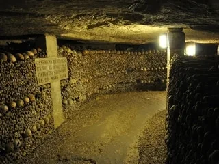 Elle descend dans une zone interdite des catacombes de Paris et fait une chute de 6 mètres