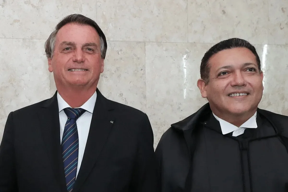 Bolsonaro pede a Kássio Nunes Marques suspensão da pena e concessão de liberdade a 10 dias das eleições