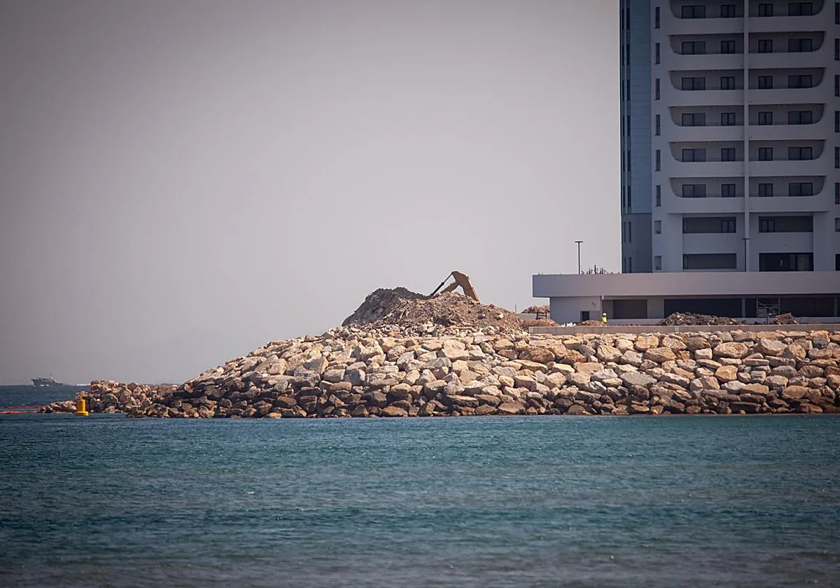 Gibraltar vuelve a ocupar aguas españolas tras la caída de la Verja