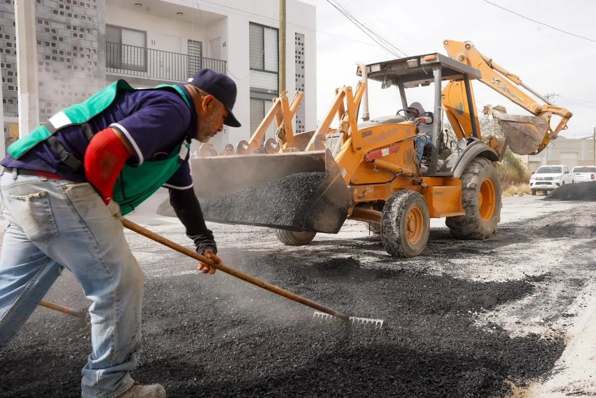 Llevan bacheo a colonias y zona industrial de Ramos Arizpe durante agosto