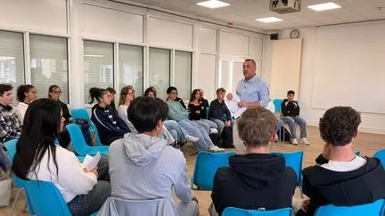 "Ça s'est fait complètement à l'arrache" : du Sud-Ouest à l'Ile-de-France, lycéens, professeurs et chefs d'établissement font le bilan du "temps d'échange" voulu par le gouvernement