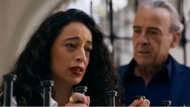 Quem Ama Cuida: Ulisses pega Lyris no flagra e coloca a garçonete contra a parede Quem Ama Cuida: Ulisses pega Lyris no flagra e descobre traição (Foto: Globo/ Manoella Mello)