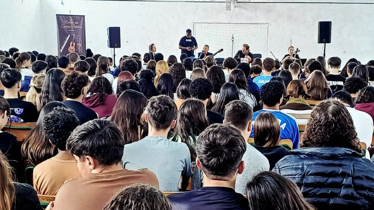 Contato com a música clássica estimula a atenção de jovens em escolas públicas de Joinville