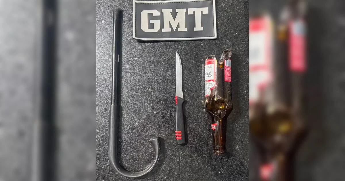 Homem usa faca, garrafa de vidro e cabo de guarda-chuva para matar aves em praça