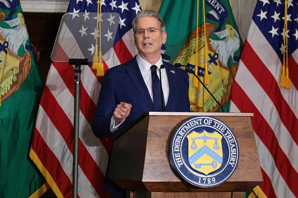 Governo Trump anuncia medidas do ‘Dia D econômico’ contra Irã; entenda