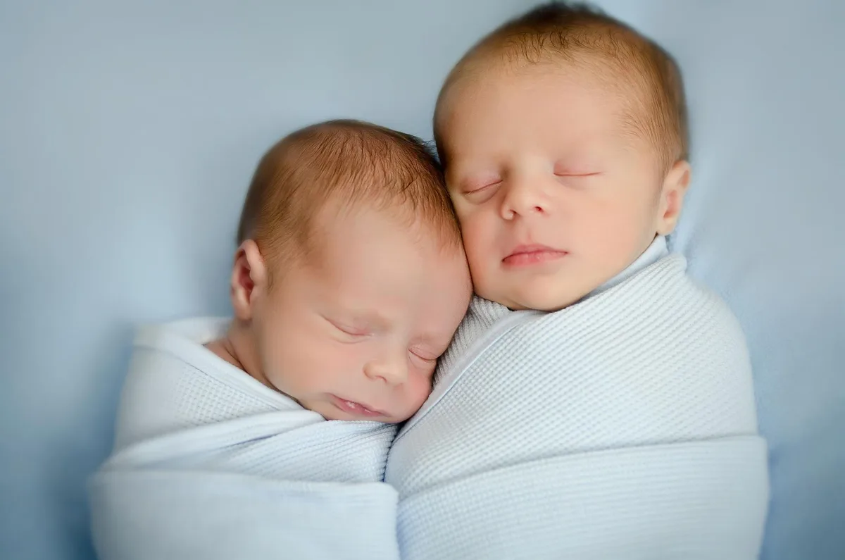 Après une GPA, cette Australienne a donné naissance à des jumeaux aux parents différents