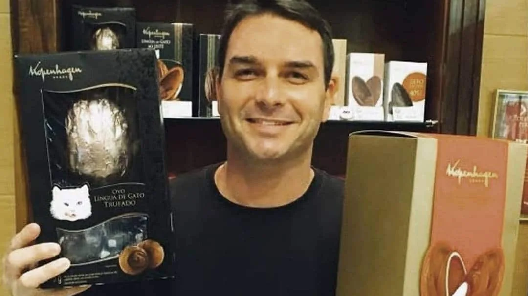 Loja de chocolates de Flávio Bolsonaro demitiu balconista grávida sem carteira assinada