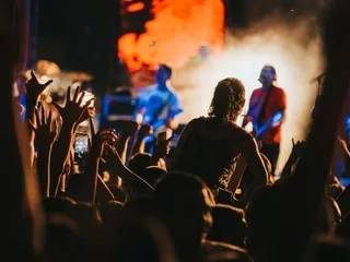 Il permet à des milliers de personnes de vivre pleinement un concert… sans jouer une seule note de musique