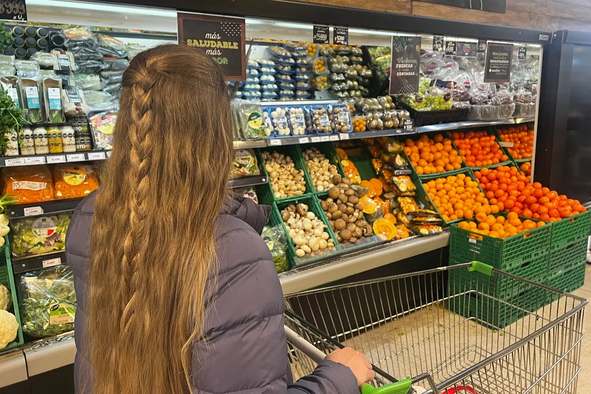 El consumo masivo volvió a caer en julio, aunque moderó la baja