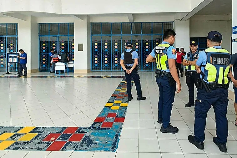 Dos muertos en un tiroteo en un instituto en Filipinas retransmitido en directo