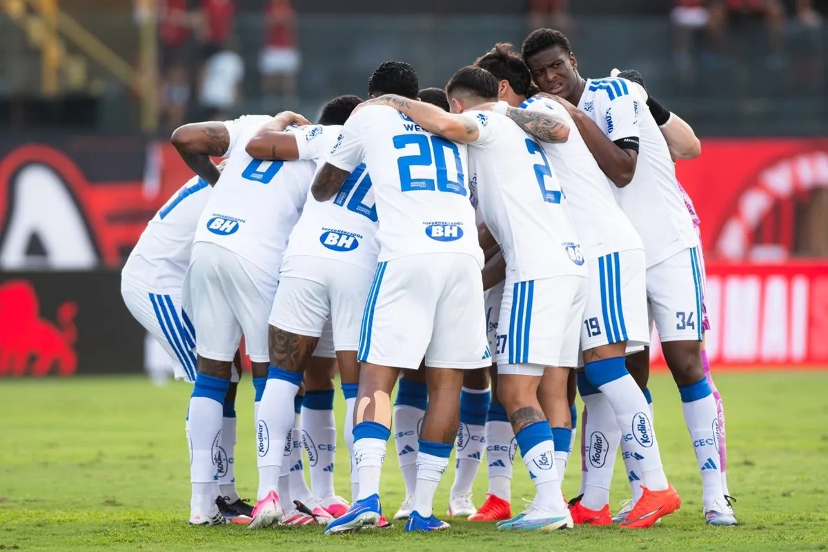 Análise: Cruzeiro muda postura durante jogo e dá resposta em momento turbulento