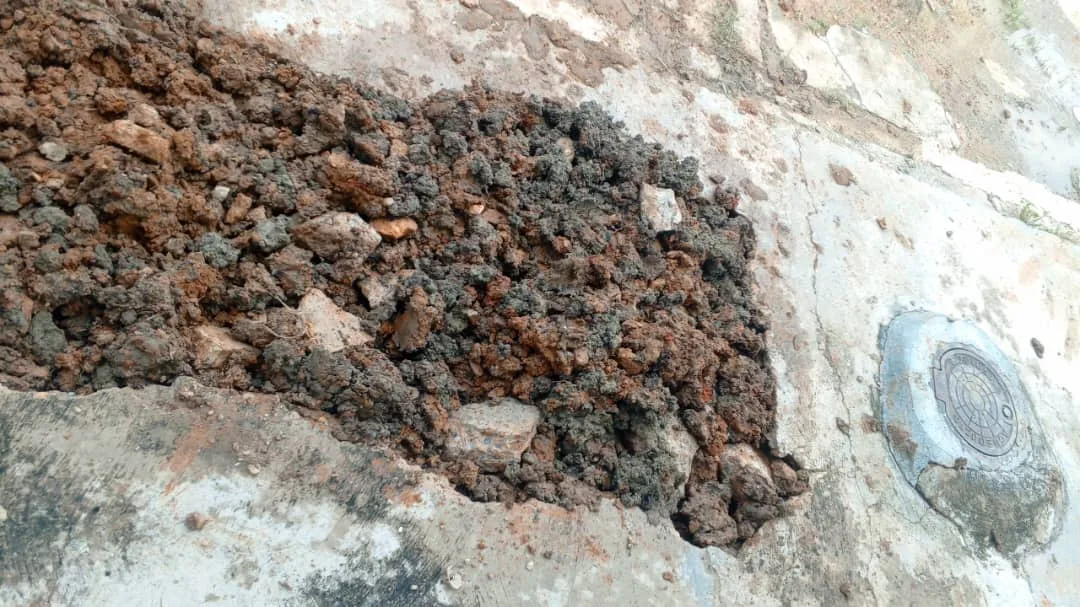 Alcaldía resolvió problema de cloacas... pero dejó destruidas calles y aceras en La Isabelica de Valencia