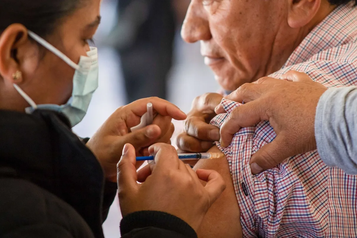 Así funciona la vacuna vs. el cáncer de Moderna: Usa la tecnología que conocimos con el COVID-19