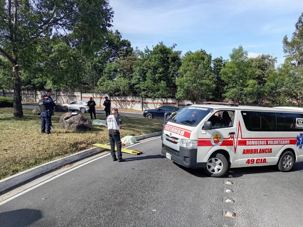 Hallaron dos cuerpos atados de pies y manos en un bulevar transitado de la metrópoli de Guatemala