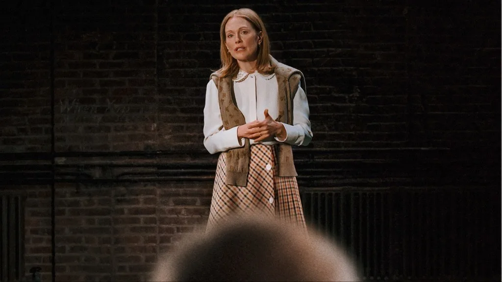 ‘The Debut’: Comédia MUSICAL com Julianne Moore ganha novo trailer promocional; Confira!