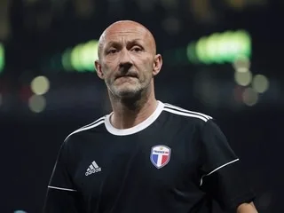Qu’a fait Fabien Barthez depuis sa retraite en 2008 avant de devenir l’entraîneur des gardiens de l’équipe de France ?