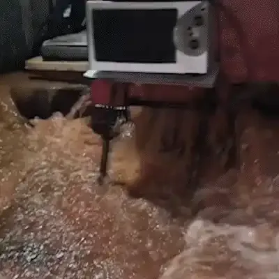 Forte enxurrada invade barracos e mobiliza moradores da Comunidade Esperança