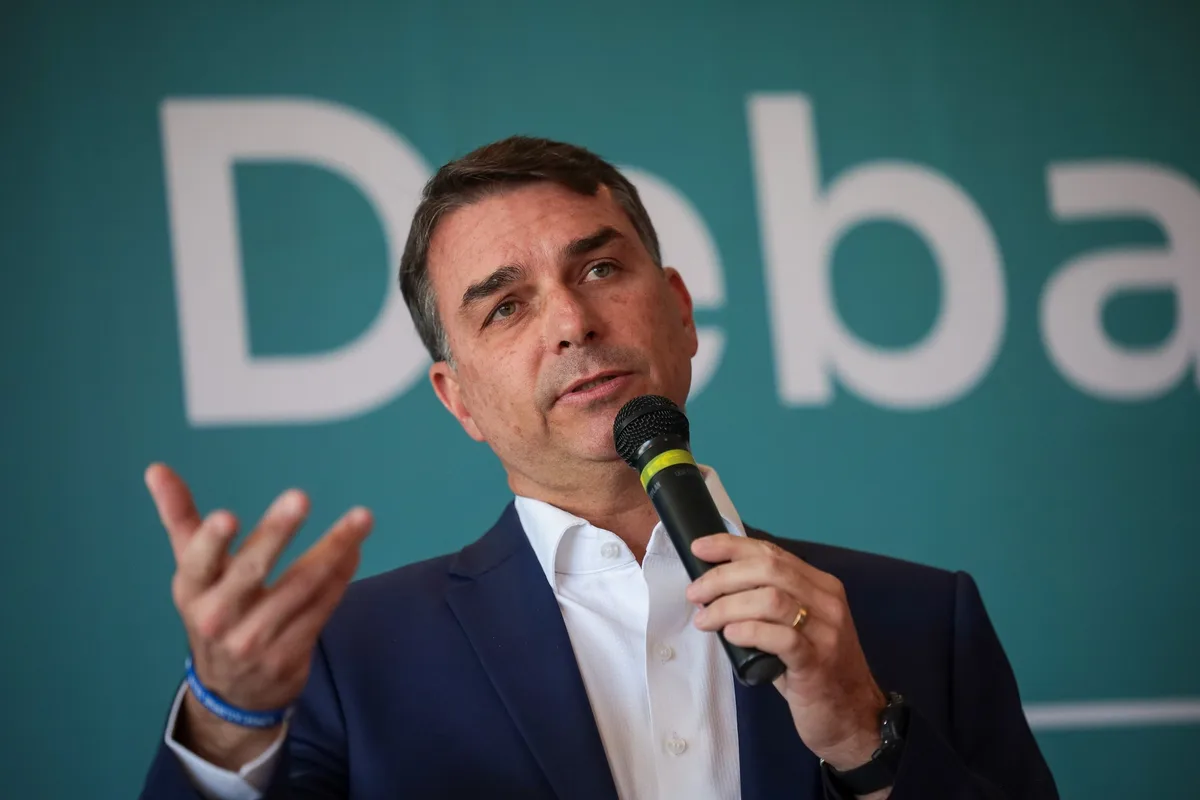 Flávio se nega a falar de ‘Dark Horse’ e relação com Vorcaro: ‘Cadê o Lulinha?’