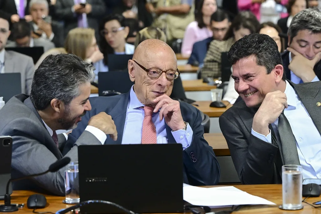 Senado em SC: Veterano da política aparece à frente de Carlos Bolsonaro e Carol De Toni