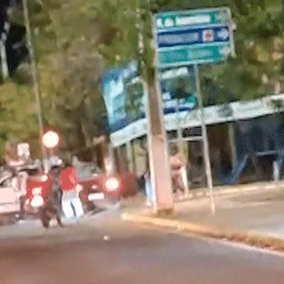 Grupo destrói carro de casal de haitianos a capacetadas no Parque dos Poderes
