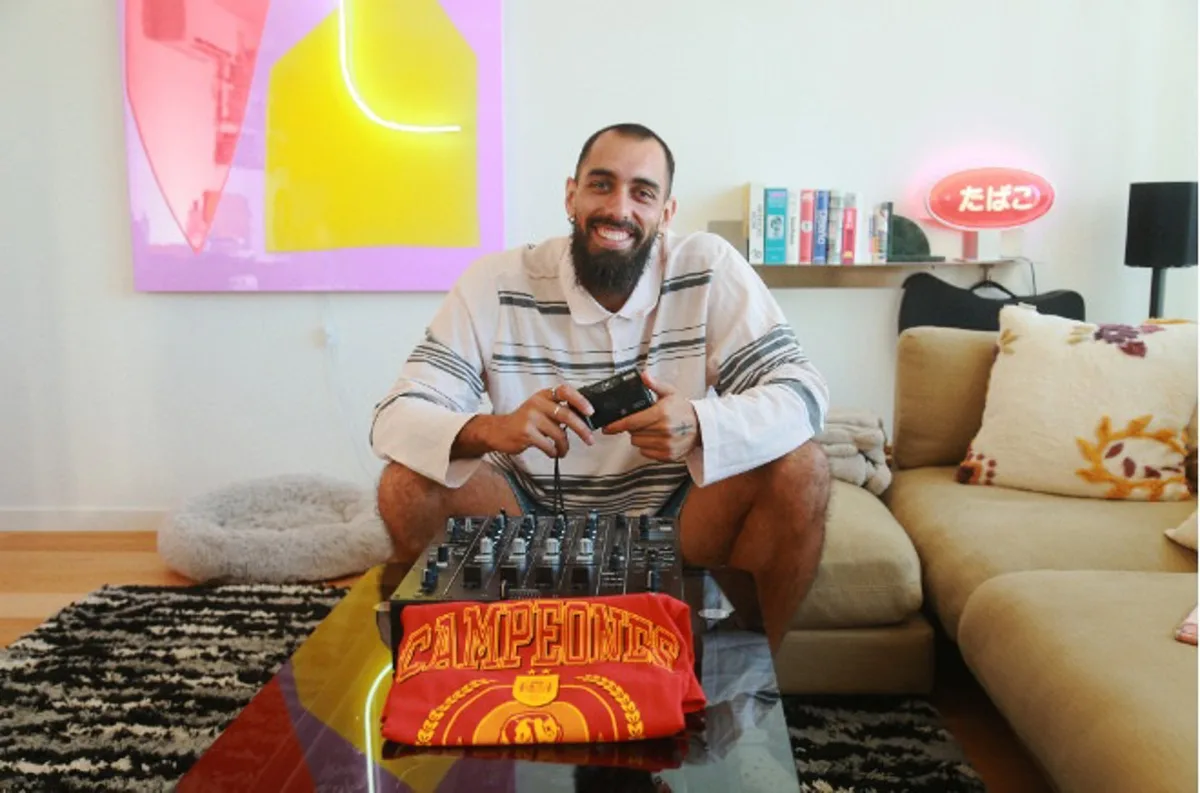 Borja Iglesias sube a Wallapop su camiseta de celebración del Mundial, una cámara y su mesa de DJ