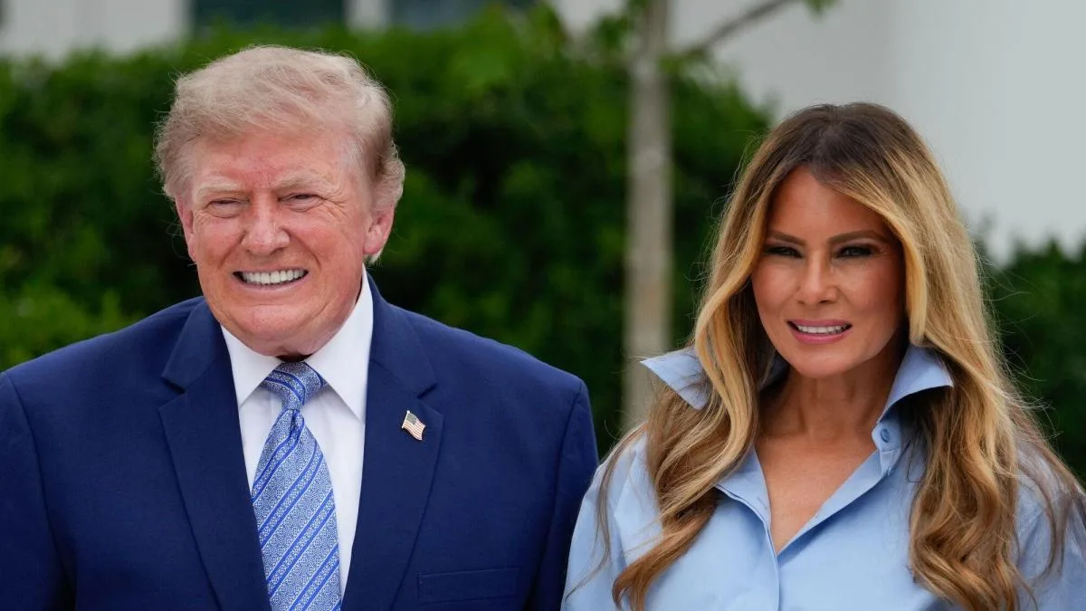 El impactante look con el que Melania Trump reaparece en plena ascensión de Natalie Harp: “Aquí estoy”