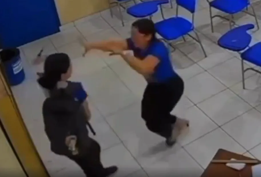 Una adolescente apuñaló a su profesora en Brasil y la agresión fue captada por una cámara de seguridad