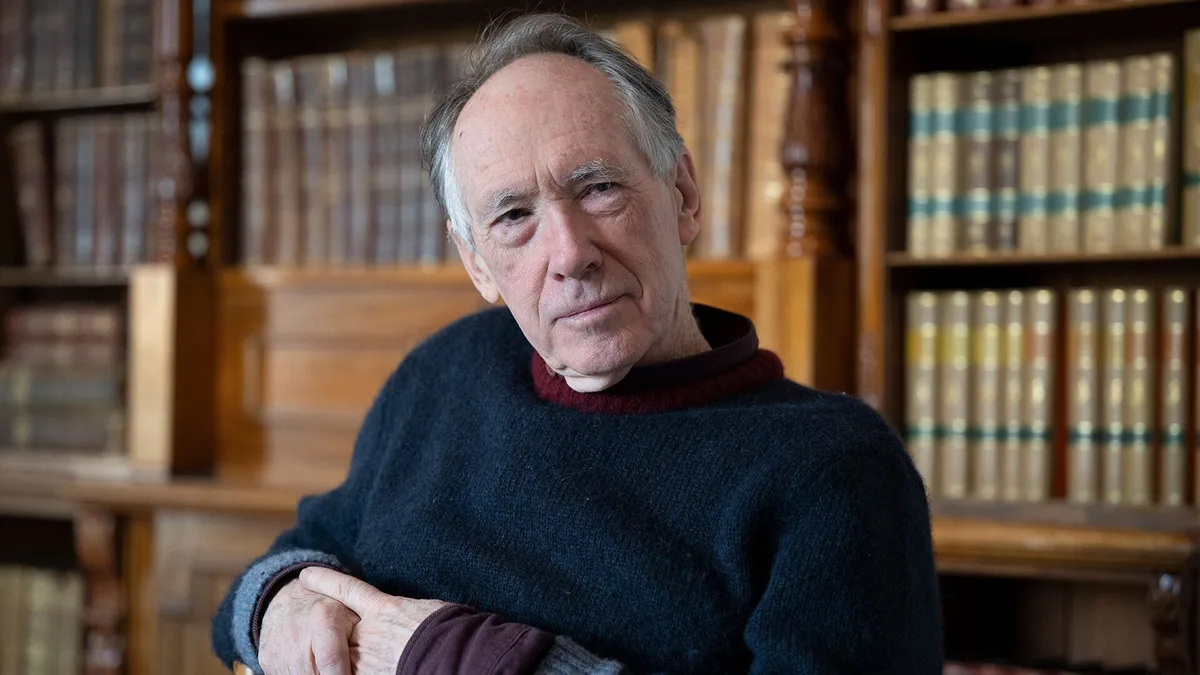 Por qué Ian McEwan donó veinte años de sus correos electrónicos sin miedo a lo que revelen sobre su vida privada
