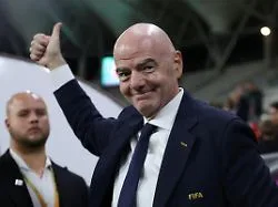 Der FIFA-König reüssiert: Gianni Infantino entschuldigt sich und tanzt seine Gegner aus