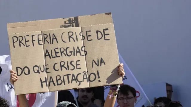 200 pessoas manifestaram-se em Faro contra preços elevados das casas