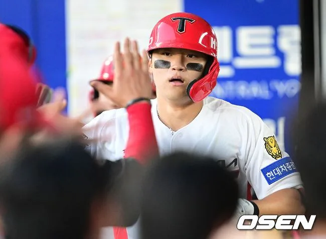 [사진]KIA 김도영, '시즌 44호 홈런 하이파이브'