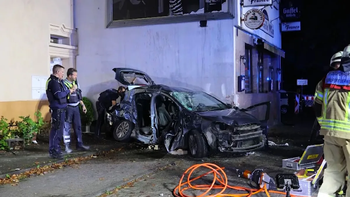 Illegales Rennen in Köln? - Fiat rast in Pizzeria: 4 Schwerverletzte