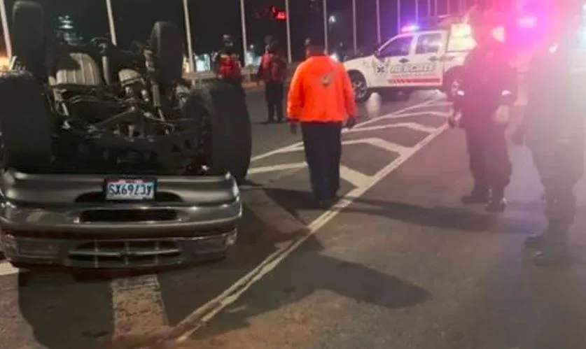 Volcamiento en la autopista Francisco Fajardo dejó dos lesionados y peligroso derrame de combustible