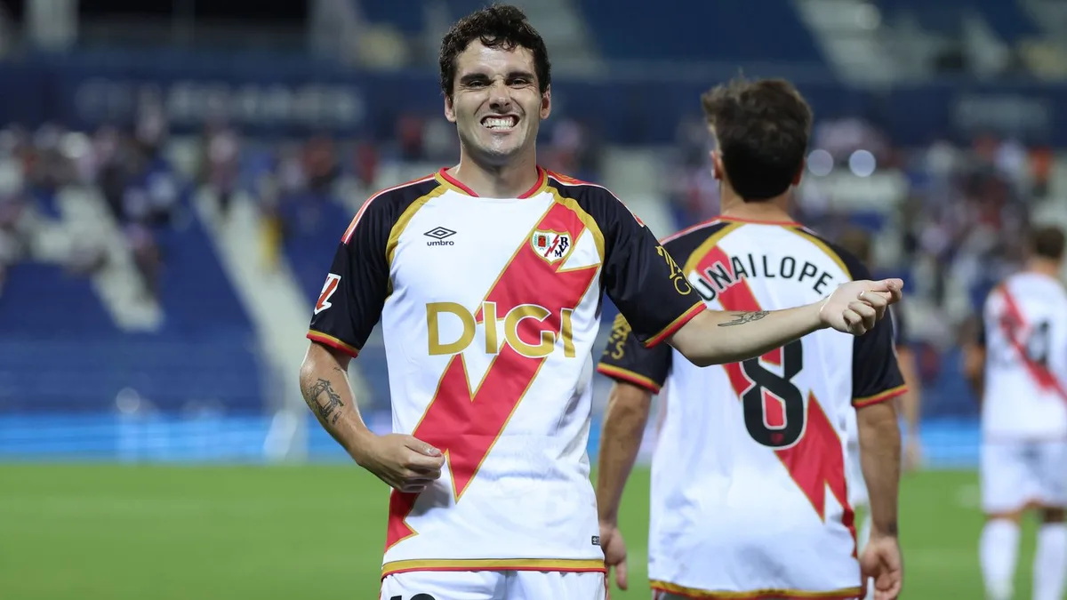Más allá de los goles y las asistencias: así son las reseñas de películas del pichichi Sergio Camello en una plataforma de cine
