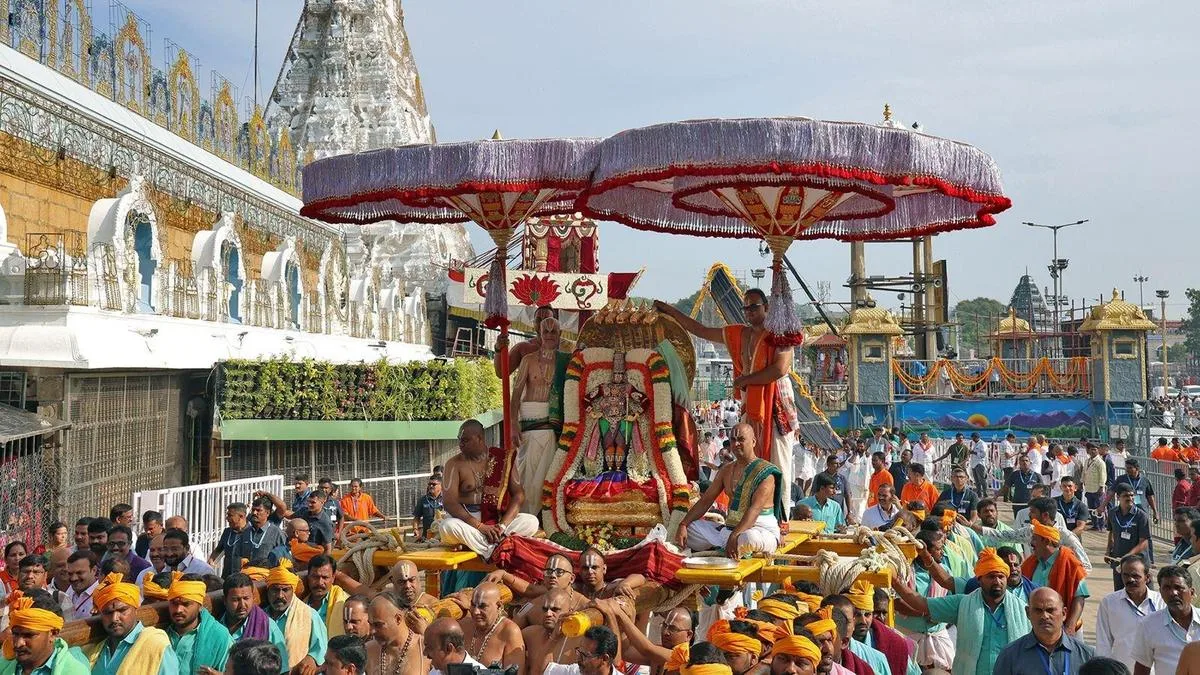 Lord Malayappa, as Panduranga, rides ‘Chinna Sesha Vahanam’