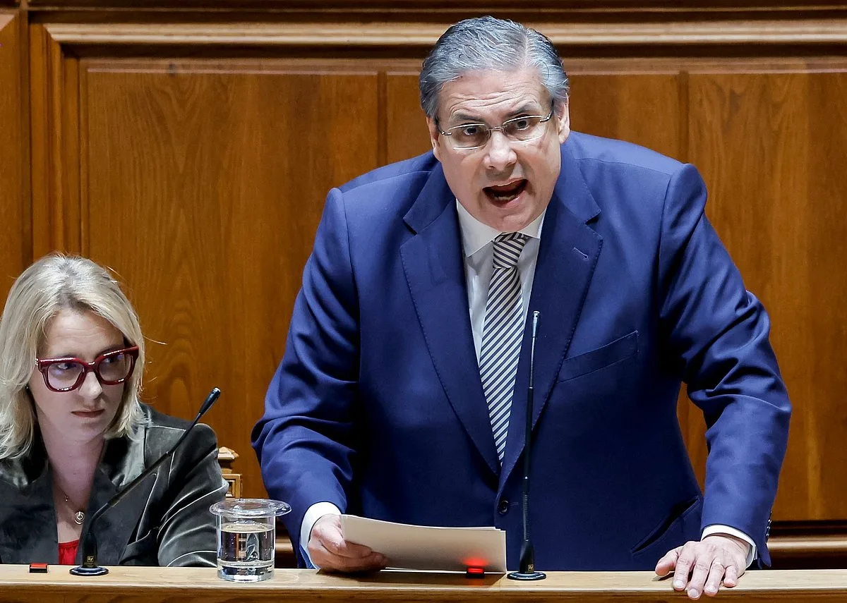 Habitação. Governo avisa que "não vai ceder aos gritos que vêm da rua"