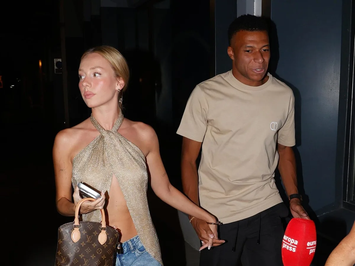 Ester Expósito y Mbappé ya no se esconden: paseo de la mano en una romántica cita por las calles de Madrid