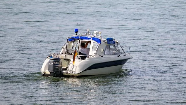 Notfall: Ruderboot kippt um - Neun Menschen gehen über Bord
