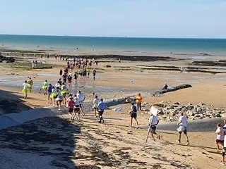 Au départ de Langrune-sur-Mer, cette course à pied gourmande propose de déguster des produits locaux sur le parcours