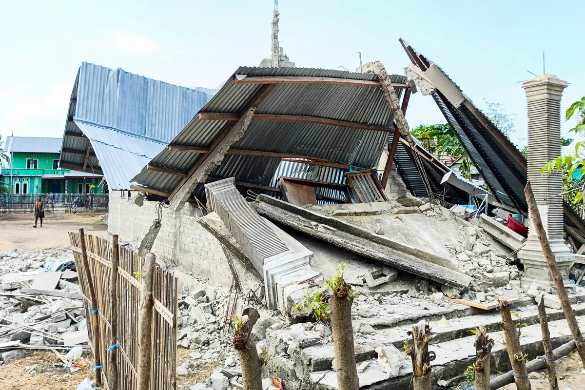 Thousands evacuated after Indonesia quake kills 53