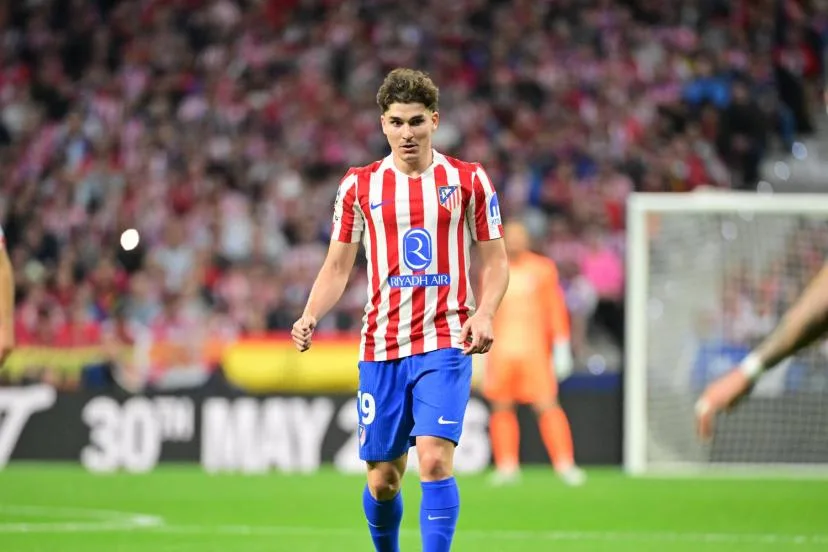 L'Atlético de Madrid annonce qu'« aucune négociation n'a eu lieu ni n'aura lieu avec le FC Barcelone pour un transfert de Julian Alvarez »