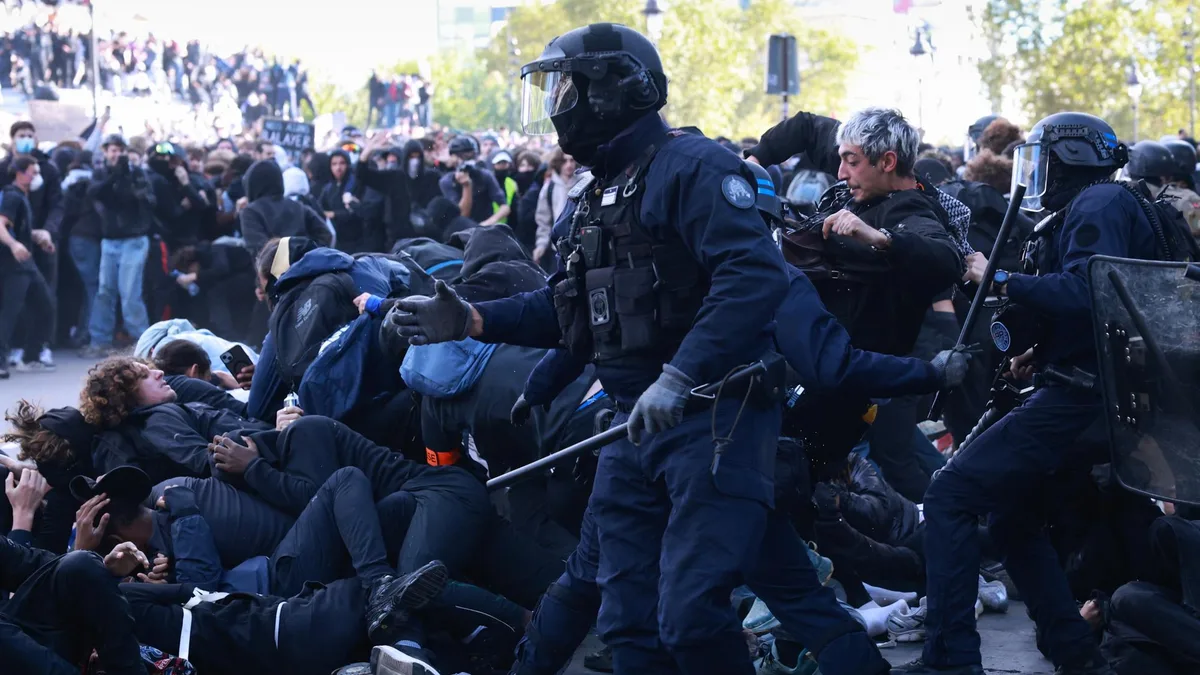 La pétition visant à « interdire des armes mutilantes dans les manifestations lycéennes » dépasse ce seuil symbolique