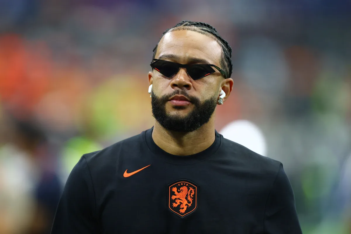 Livre no mercado, Memphis ouve outros clubes e não descarta permanência no Brasil