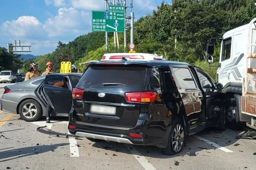 강진서 차량 3대 잇따라 충돌…8명 중경상