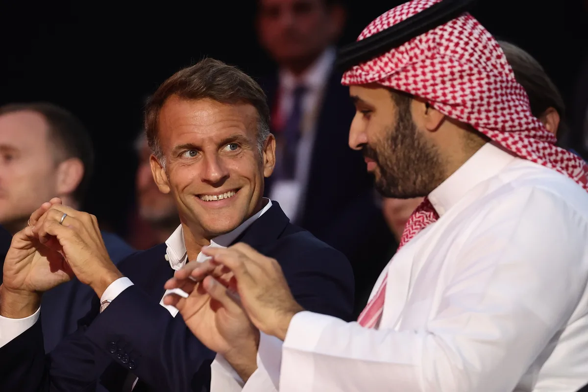 Macron corteja al despiadado Bin Salman para mantener la influencia francesa en Oriente Próximo y hacer negocios