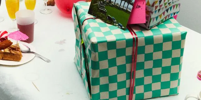 « On m’a offert une poupée sur un poney, entourée de dessins de phallus » : le pot de départ graveleux de Marine, employée dans le BTP