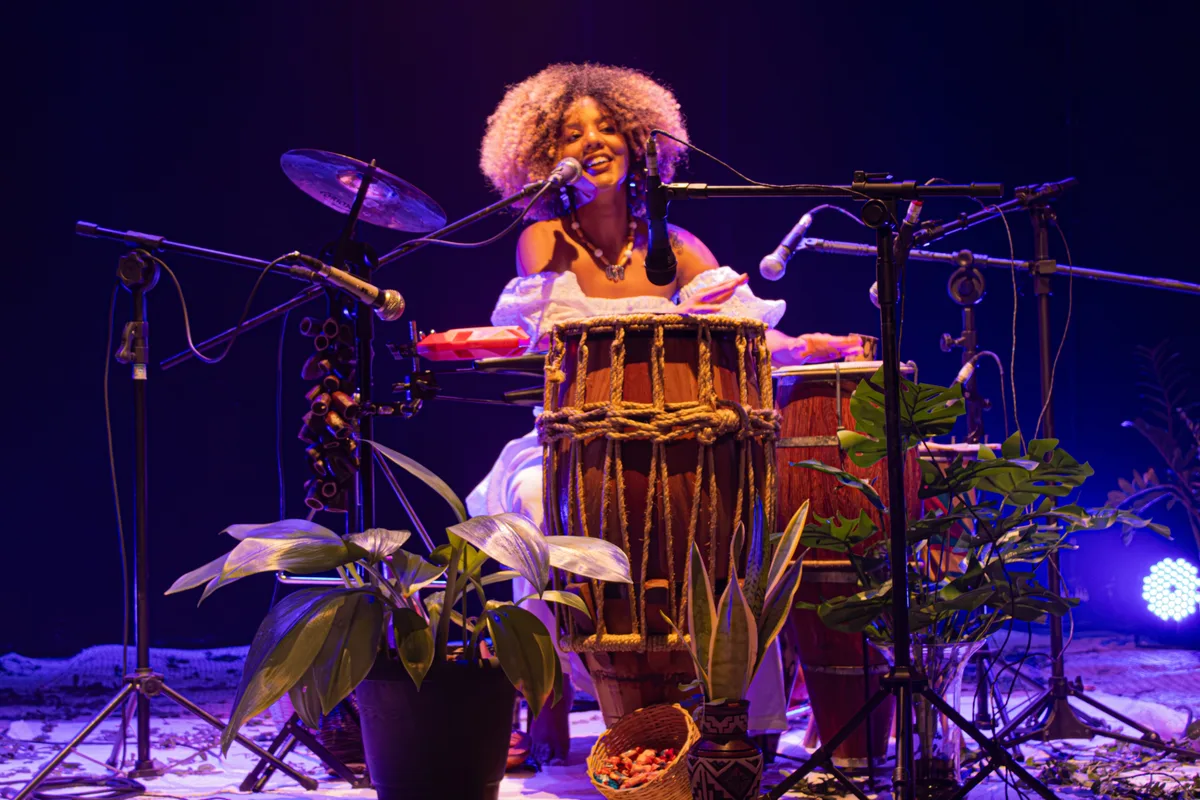 Performance une poesia e tambores em três espaços culturais da Bahia