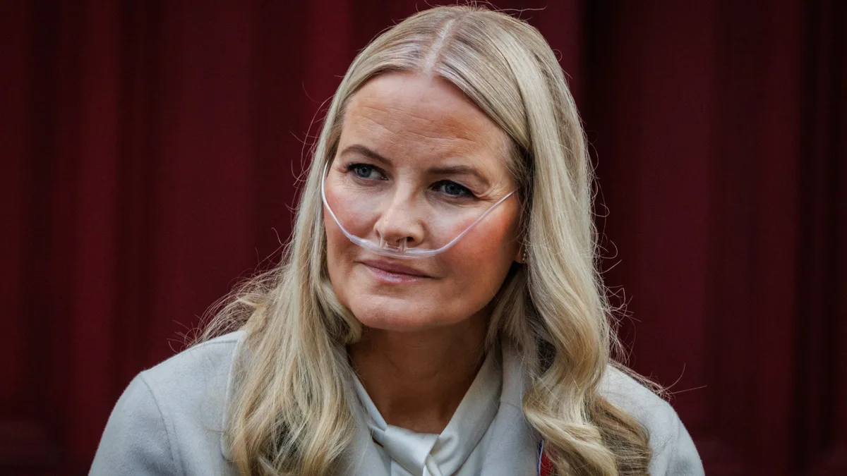 La reine Mette-Marit de Norvège emmenée brièvement à l'hôpital par son époux le roi Haakon VIII après sa prestation de serment