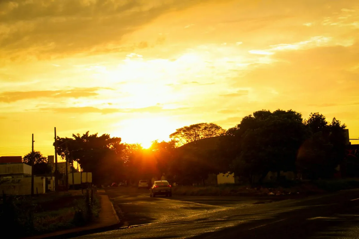 Calor de 39°C antecede tempestades e ventos de até 80 km/h em MS